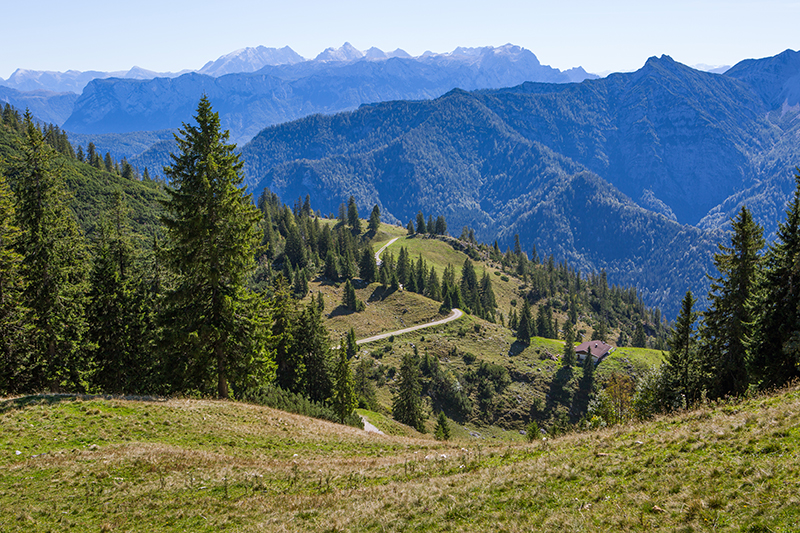 Bergige Landschaft vor Alpenpanorama