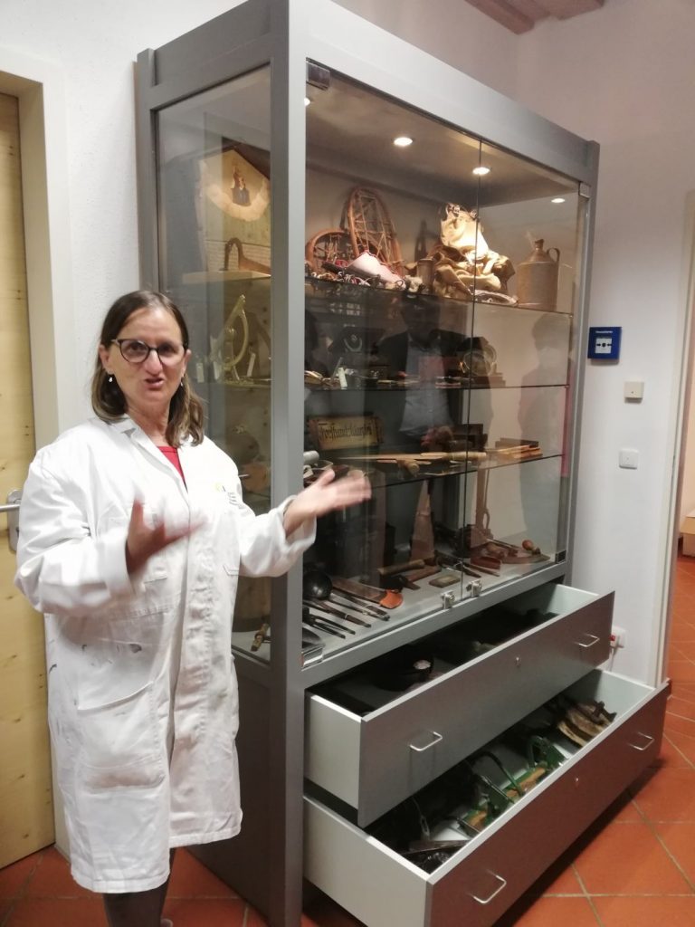 Die Biologin Bettina Beaury, Dozentin am Goeringinstitut, erklärt anhand der vorbildlich in dieser Woche restaurierten Objekte, was getan wurde und was es noch zu tun gilt.