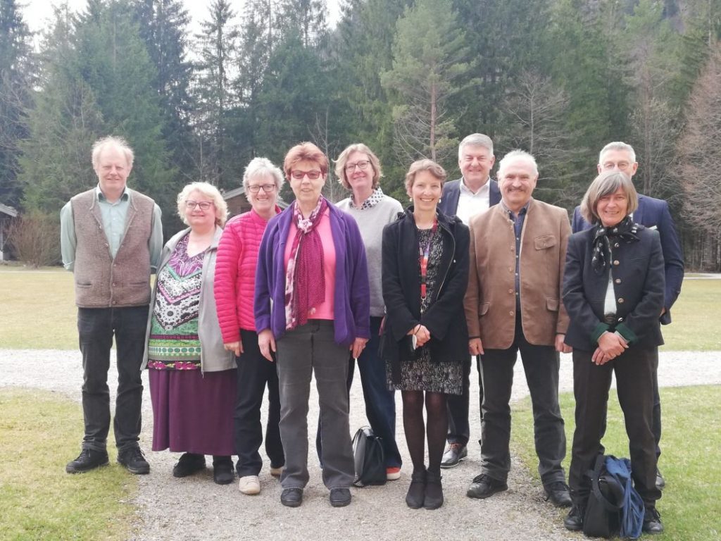 Gruppenfoto der SPD-Bezirksfraktion auf Besuch in der neuen Dauerausstellung.