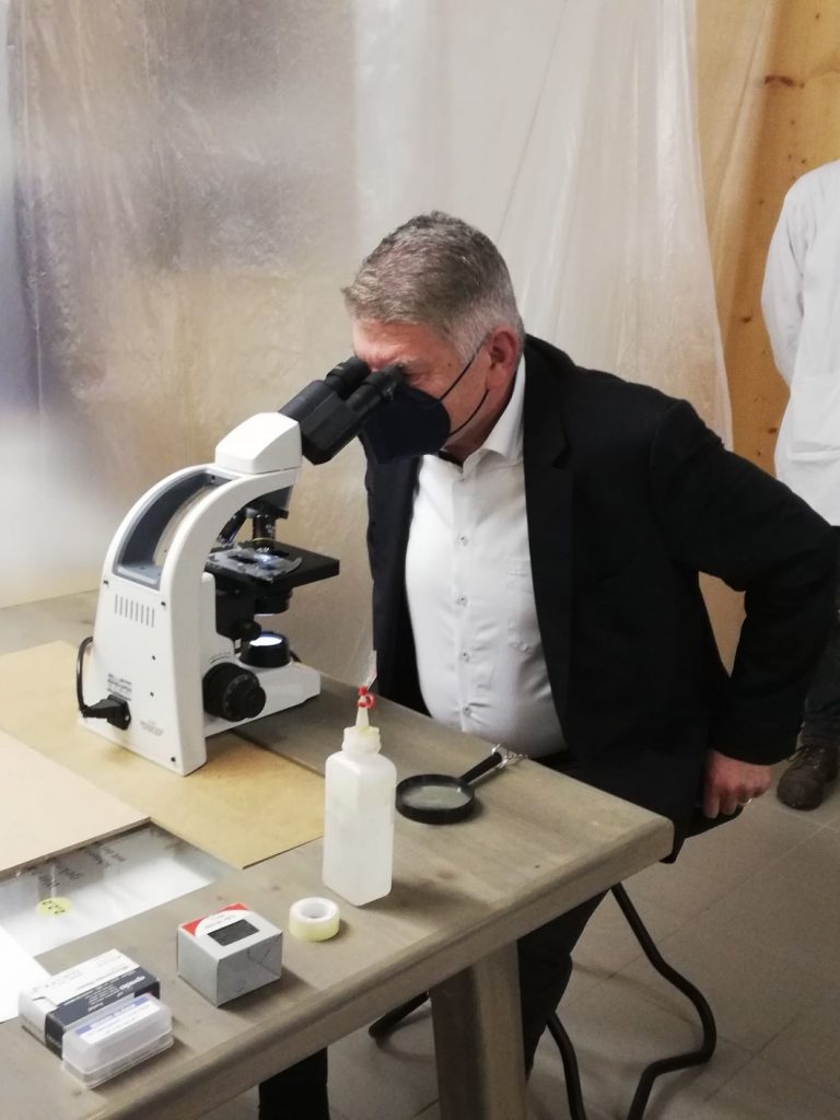 Der stellvertretende Bezirkstagspräsident Michael Asam beim Blick durch das Mikroskop.